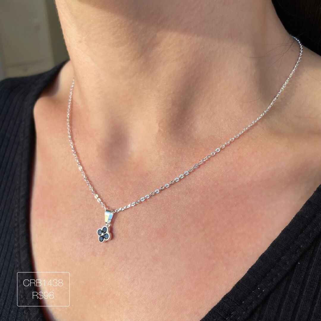 Colar de Trevo Delicado Cravejado Preto Prateado